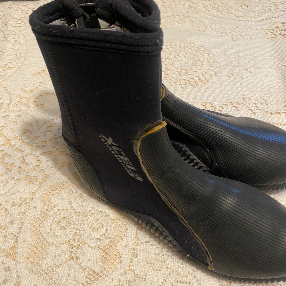 XCel titanium 6.5 neoprene surf dive booties men’s size 8